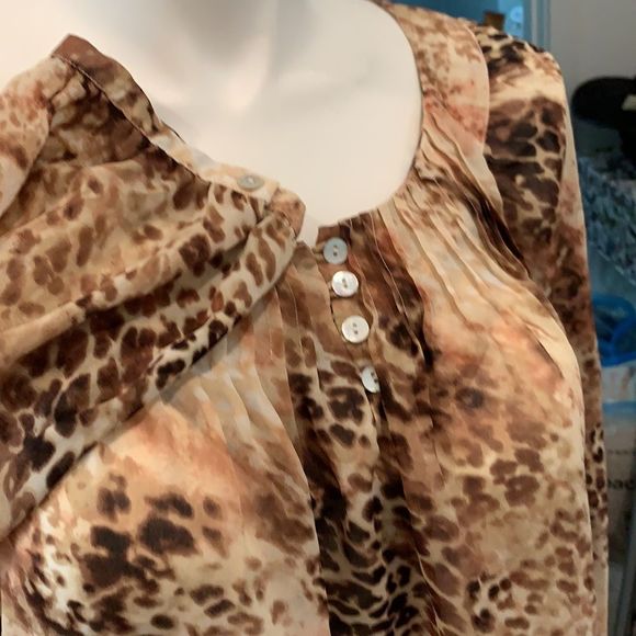 Chico’s 🦒 Print, Button Sleeve, Floaty Summertime Blouse. - Picture 1 of 11